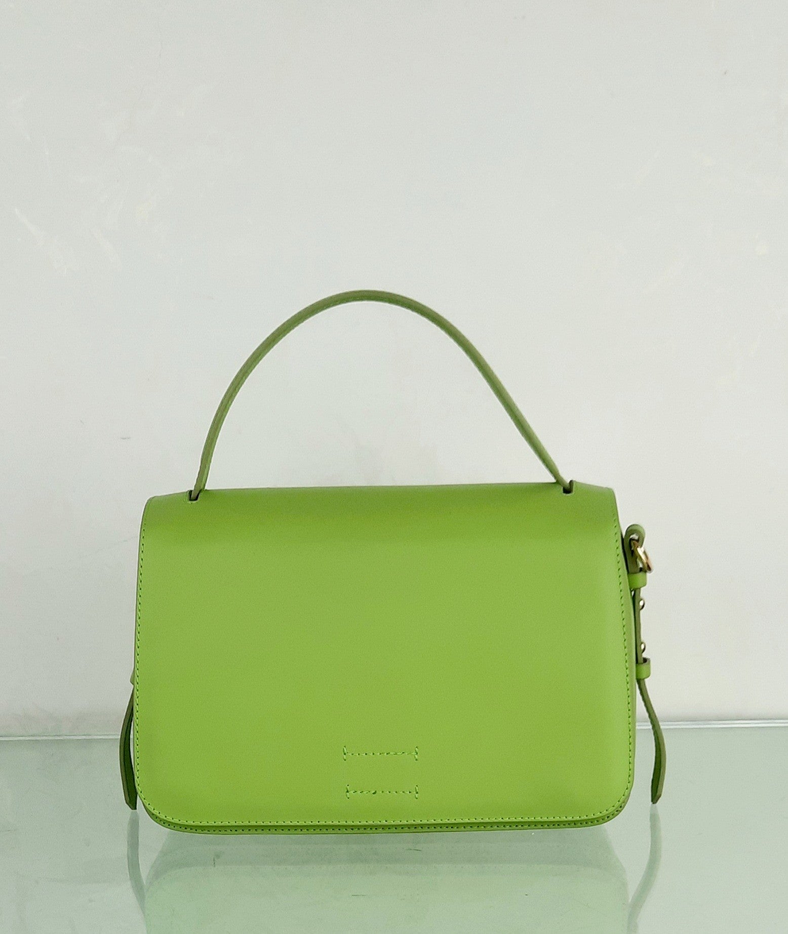 Borsa in vera pelle con patta color verde mela