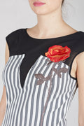 Abito con rosa rossa