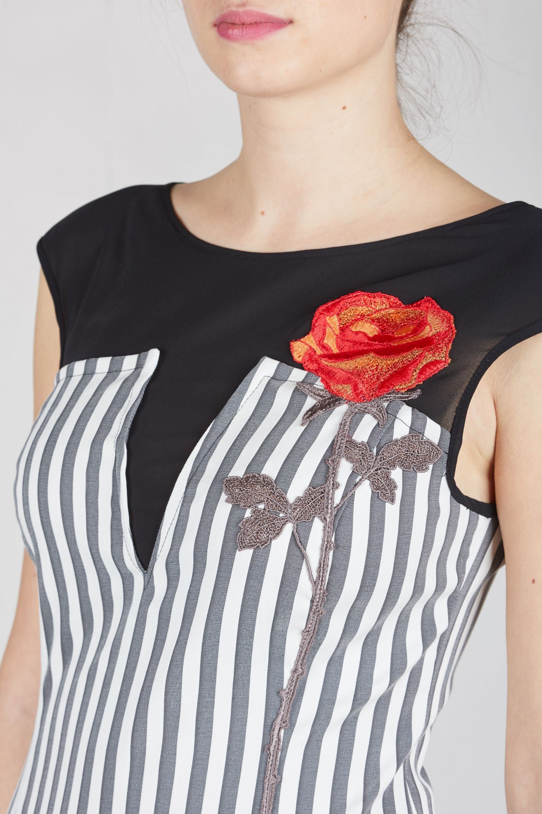Abito con rosa rossa