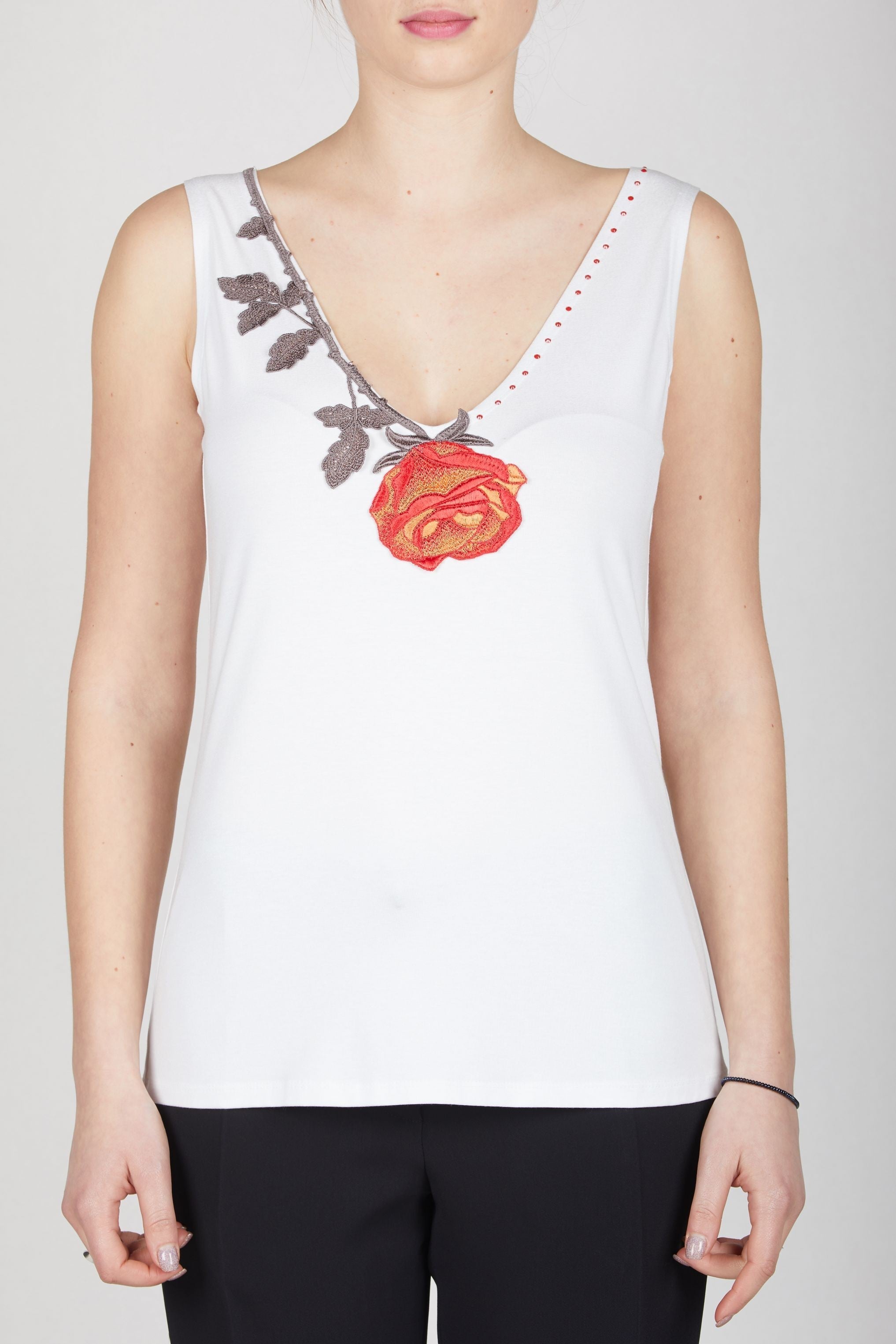 Top con rosa ricamata
