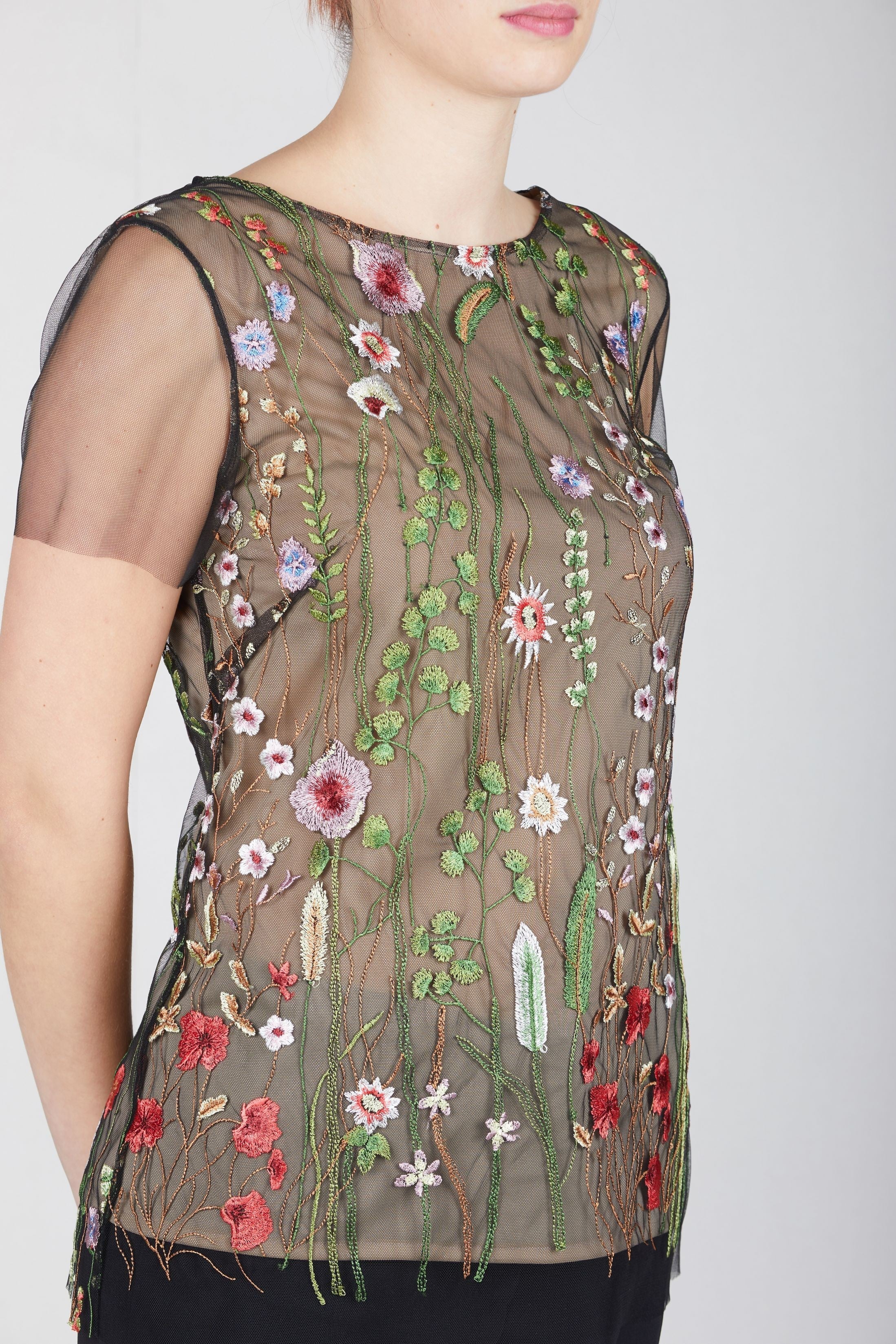 T-shirt in tulle con ricami floreali
