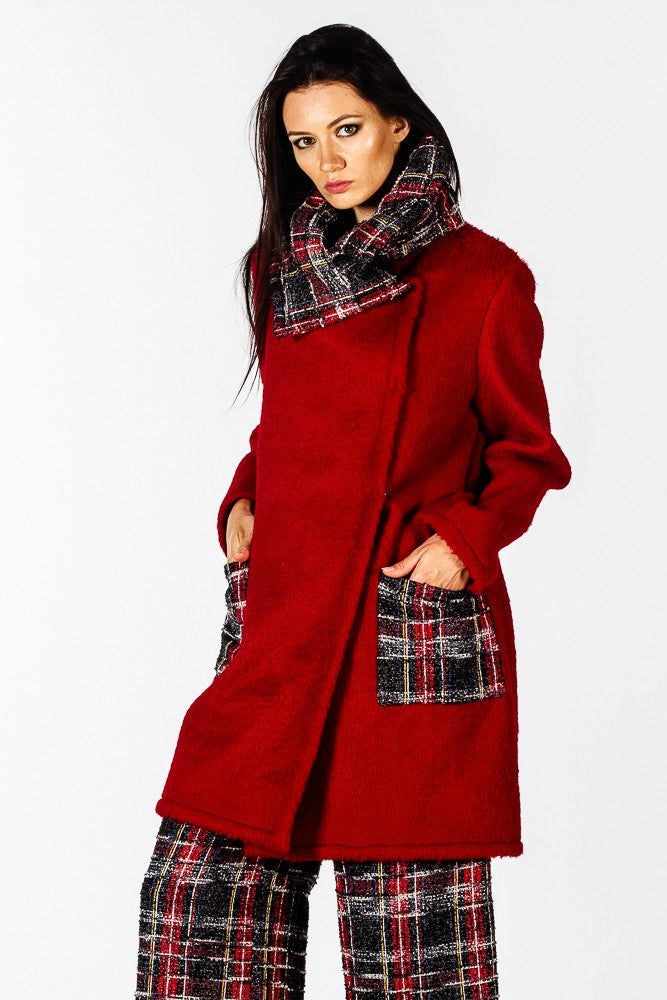 Cappotto rosso dettagli scozzesi