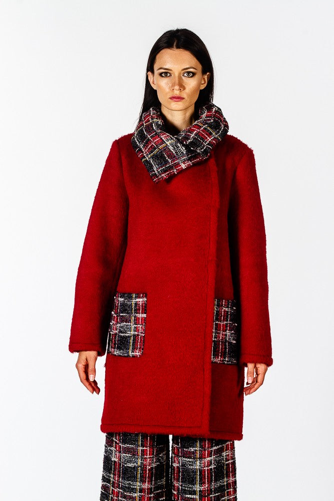 Cappotto rosso dettagli scozzesi
