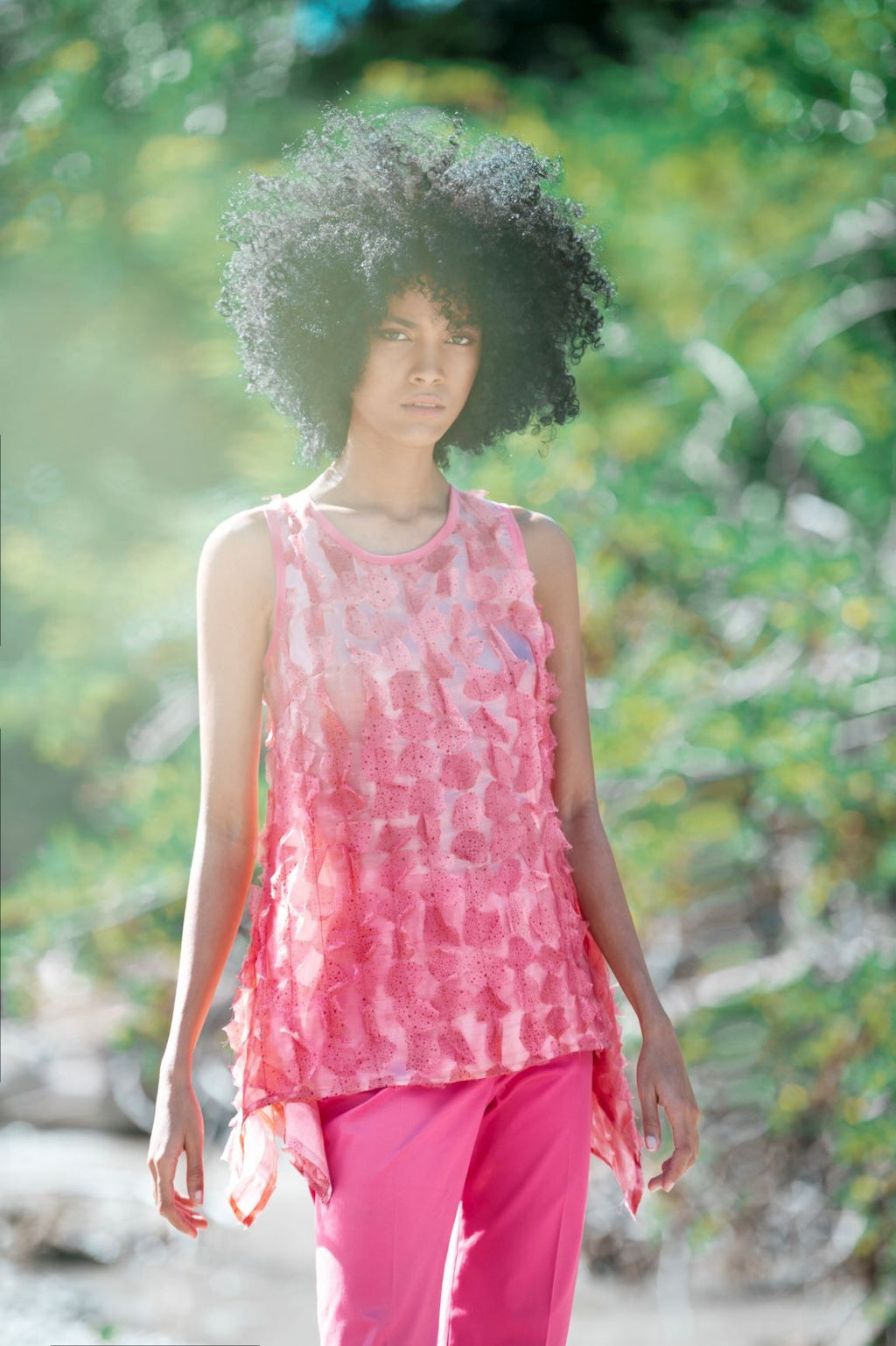 Top rosa con petali