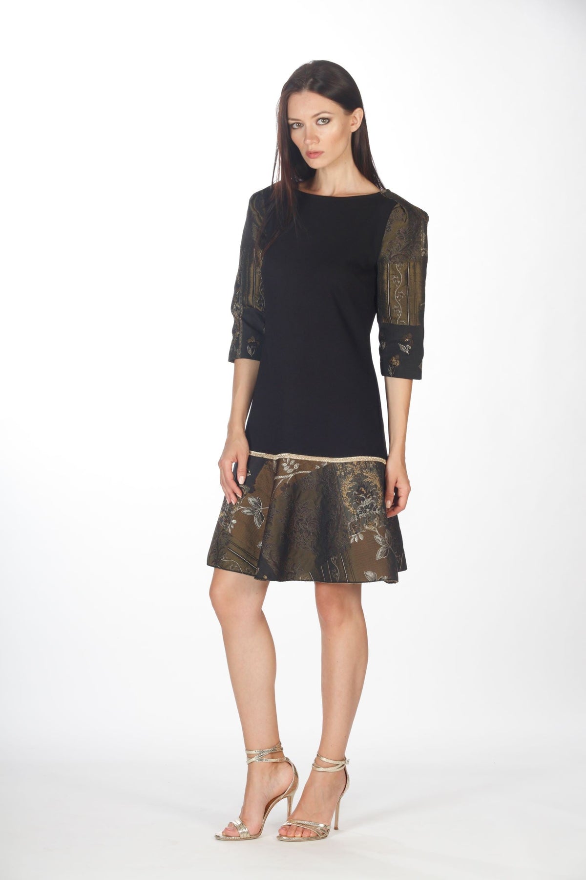 Abito con balza e maniche in broccato