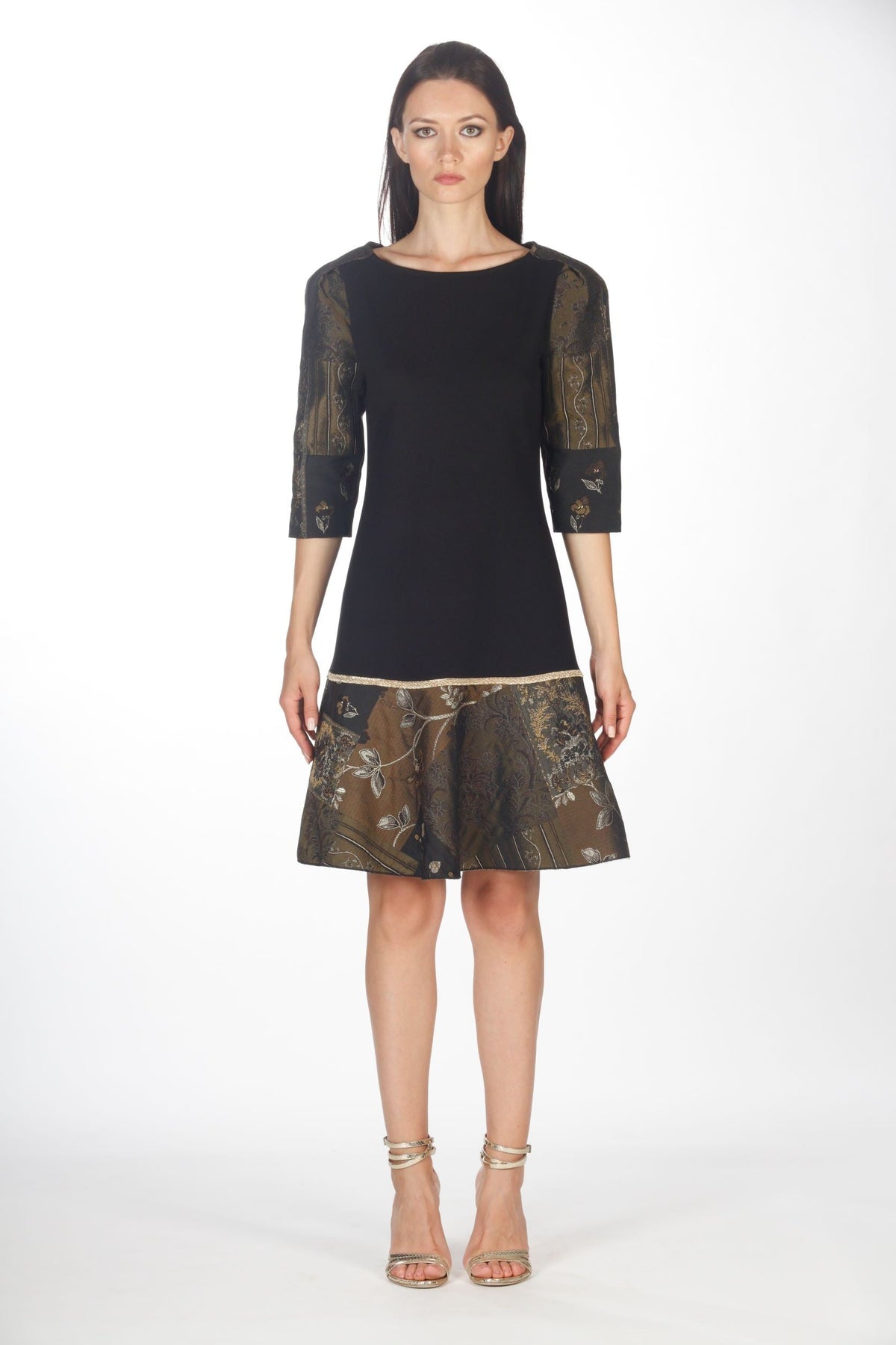 Abito con balza e maniche in broccato