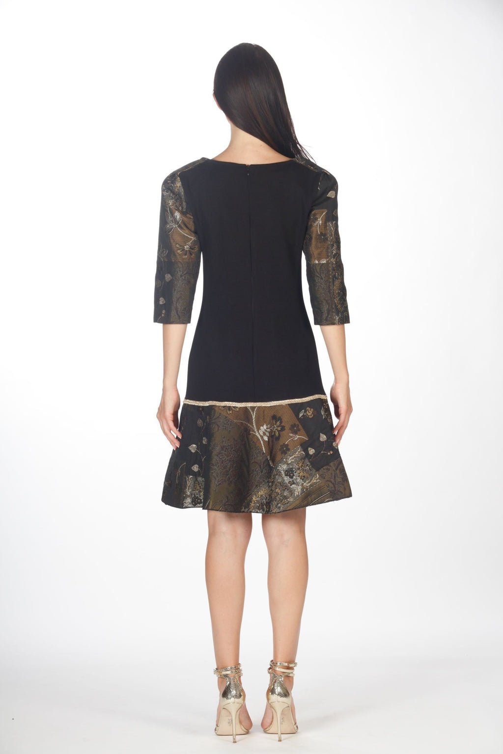 Abito con balza e maniche in broccato