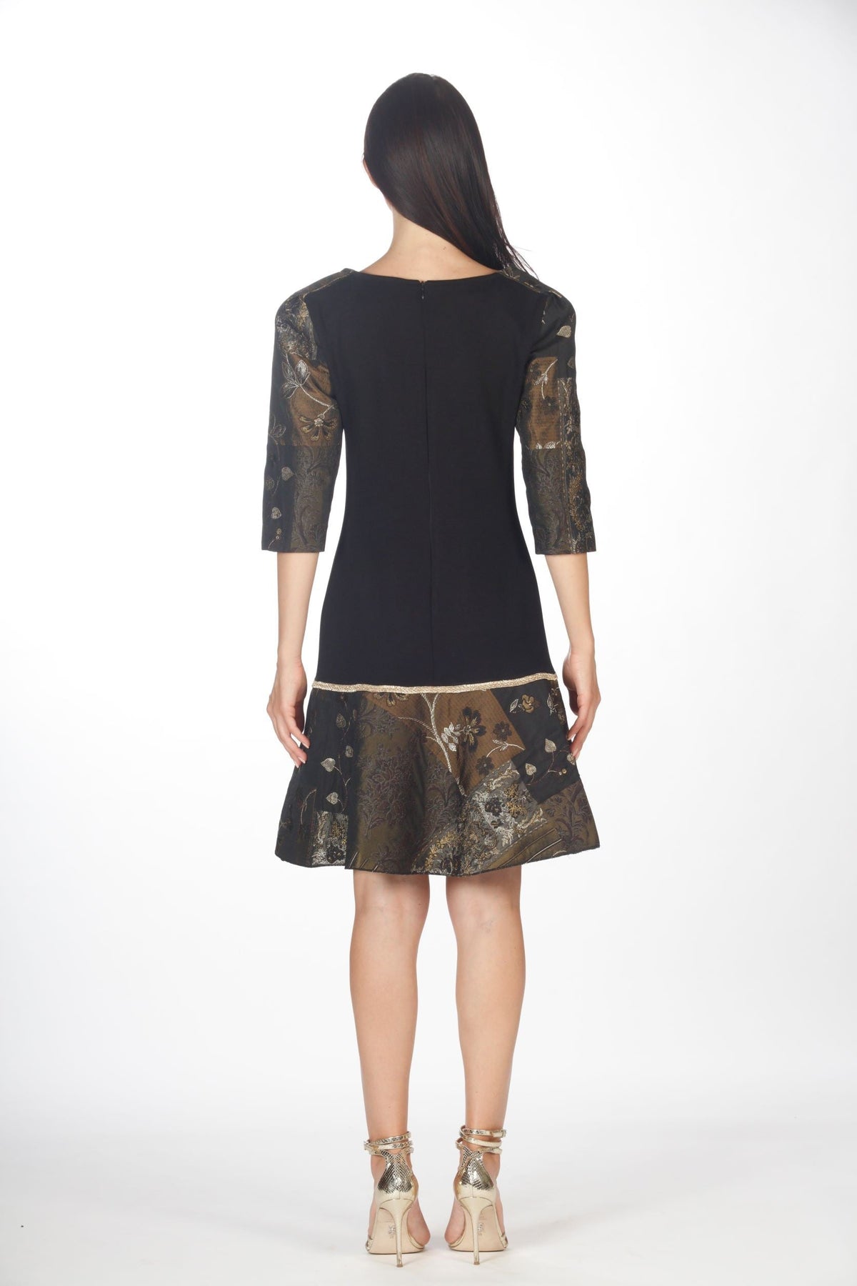 Abito con balza e maniche in broccato